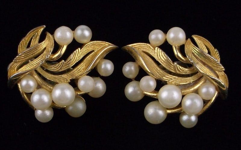 Gorgeous Vint 1960s Crown Trifari Faux Pearl Earrings: excellent condition