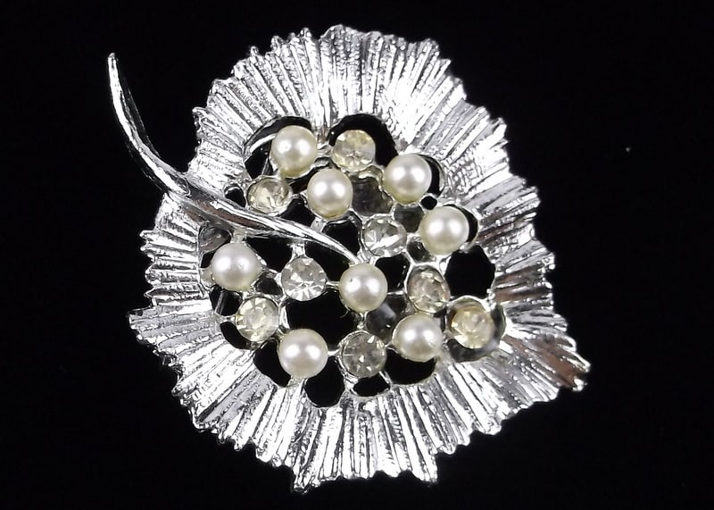 Mint Vintage 1960s Rhinestone Starburst Leaf Brooch (1 of 3)