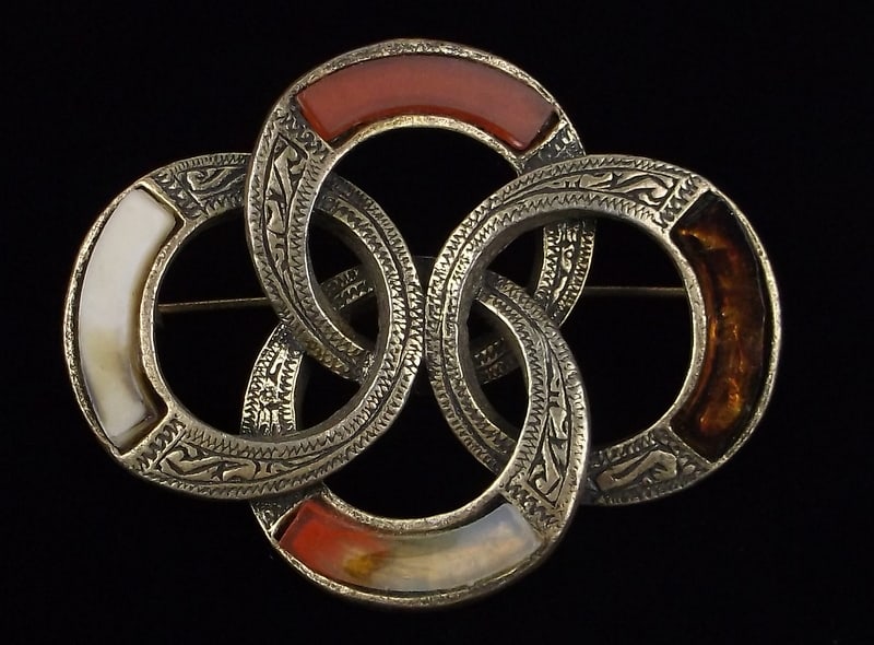 Stunning Vintage 1960s Miracle Lucite Rings Brooch: excellent condition