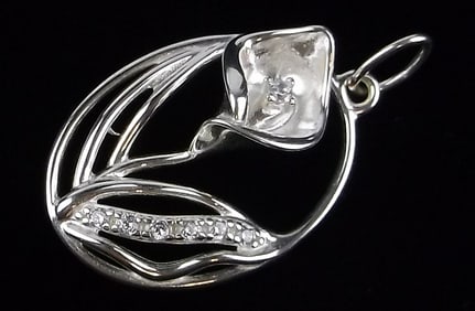 New Sterling Silver Lilly Flower Pendant