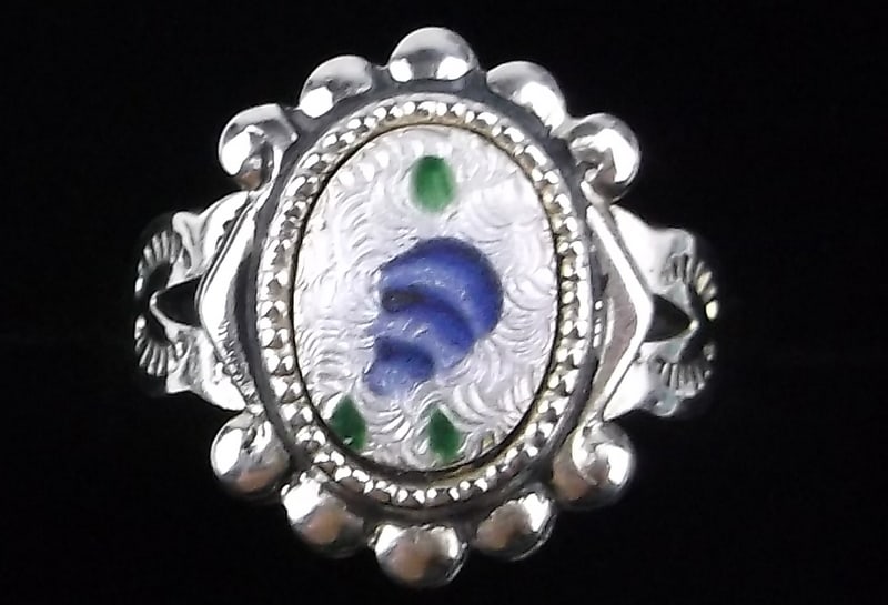 New Antique 1950s Navajo Sterling Silver Guilloche Ring 4: v A Brand New Never Worn Antique from the 1950s Navajo Hand Made Sterling Silver Guilloche Flower Ring in the size listed in the title. There were several companies like Bell Trading and other that wo
