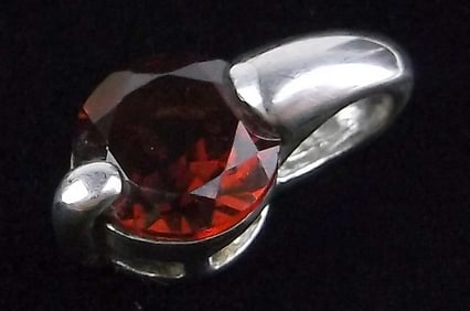 Mint Vintage Sterling Silver .50ct Garnet Pendant