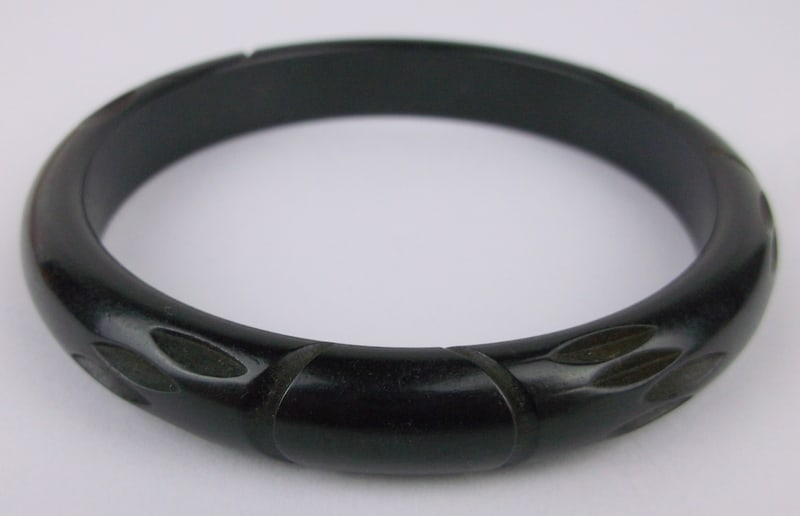 Mint Vintage 1940s Carved Bakelite Bangle Bracelet 8" (1 of 3)