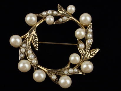Mint Faux Pearl Wreath Brooch: Mint Condition, In Like New Condition, Perfect