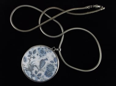 Mint Vint 1950s Large Bird of Paradise Porcelain Necklace 24"