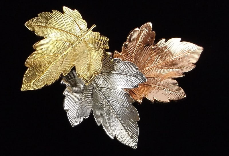 Mint Vintage 1970s Leaf Brooch (1 of 3)