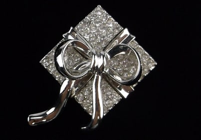 New Vintage Rhinestone Christmas Present Brooch