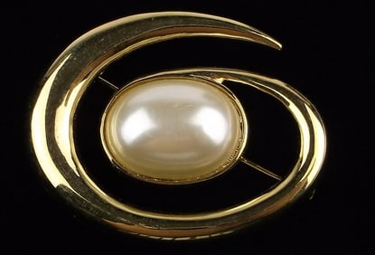 Stunning Vintage Designer Faux Pearl Sway Brooch