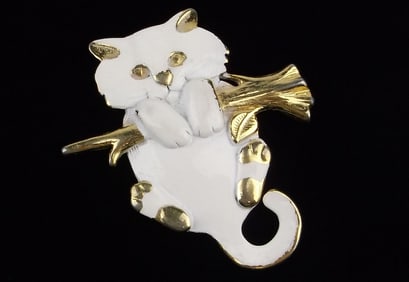 Gorgeous Vint Enameled Hang In There Cat Brooch