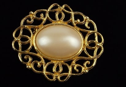 Mint Vintage 1960s Faux Pearl Brooch