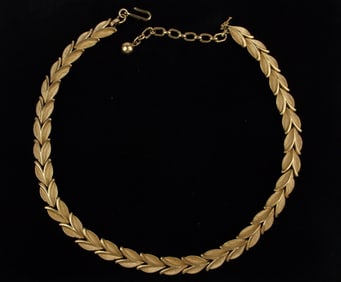Mint Vintage 1960s Crown Trifari Necklace 16.5"