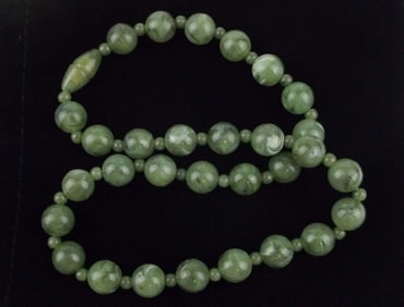 Mint Vintage 1960s MOD Green Marbled Lucite Necklace 16"