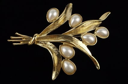 New Vintage Trifari Faux Pearl Brooch