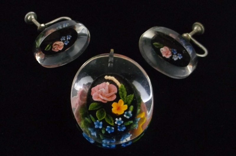 Mint Antique 1950s Lucite Flower Pendant Earrings Set: Mint Condition, In Like New Condition, Perfect
