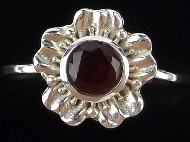 New Sterling Silver Garnet Flower Ring 7