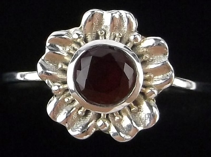 New Sterling Silver Garnet Flower Ring 7 (1 of 2)