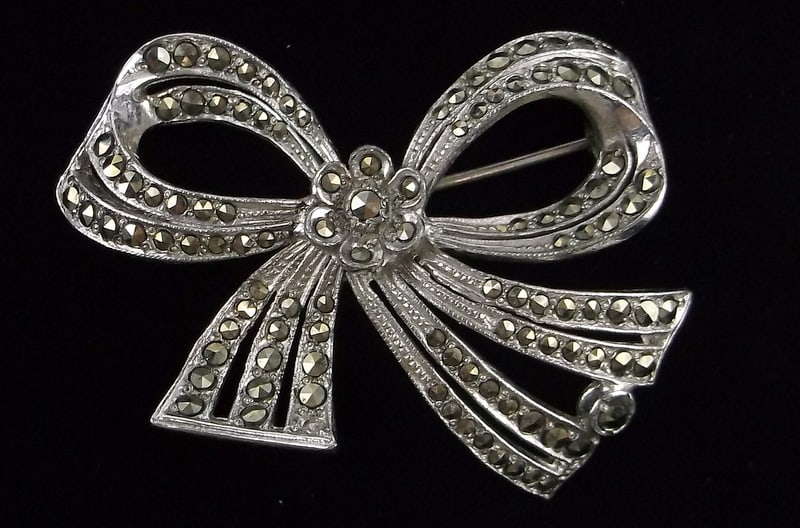 Stunning Antique 1940s Marcasite Bow Brooch: excellent condition