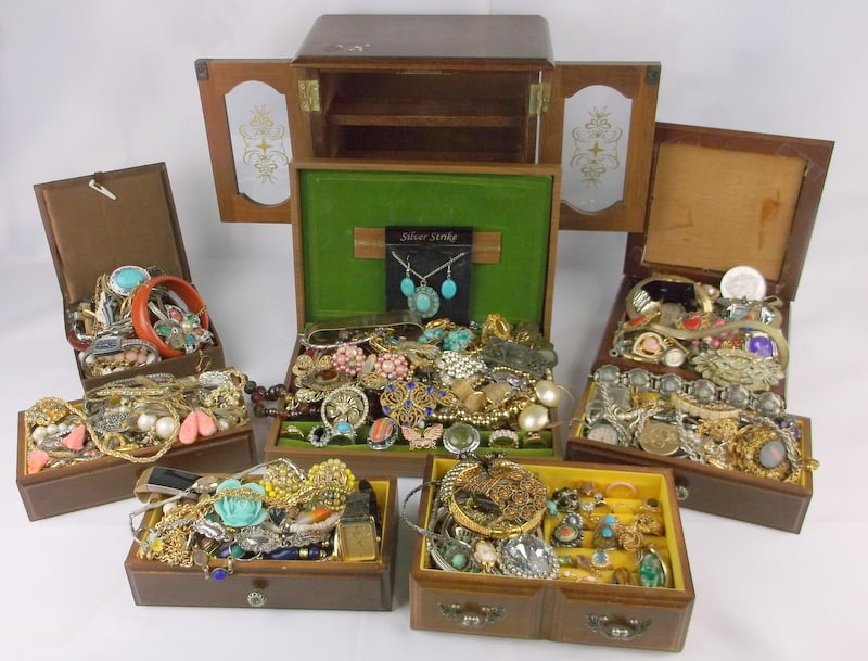 HUGE Nice Vintage Estate Jewelry Box Lot FULL Of Vintage Jewelry (1 of 12)
