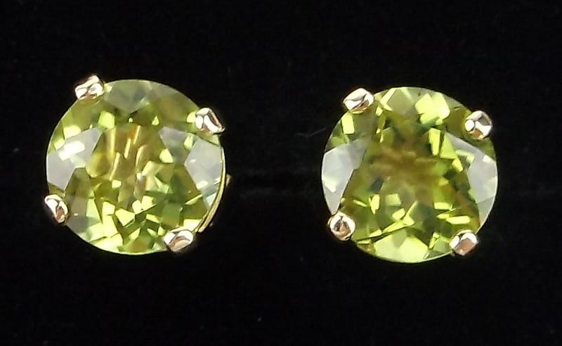 New 14kt Gold 1.10 cttw Peridot Earrings 1.08g: 14kt gold in new condition