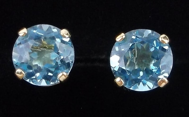 New 14kt Gold 1.10 cttw Blue Topaz Earrings 1.16g: 14kt gold in new condition