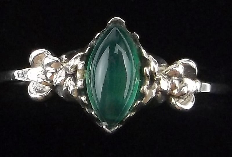 New Sterling Silver Green Chalcedony Ring 7 (1 of 2)