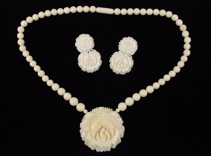 New Vintage 1960s Rose Necklace Earrings Set 18" (1 of 3)
