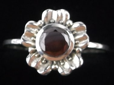New Sterling Silver Garnet Flower Ring 7