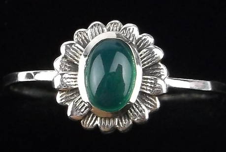 New Sterling Silver Green Chalcedony Flower Ring 8: Solid Sterling Silver Guaranteed, in Brand New Never Worn Condition.