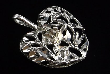 Gorgeous Vintage 14kt White Gold Heart Pendant 1.30g