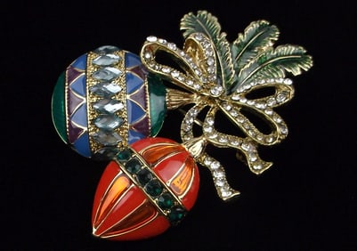 New Boxed Monet Enameled Rhinestone Christmas Brooch