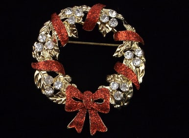 New Boxed Monet Enameled Christmas Wreath Brooch Rhinestone