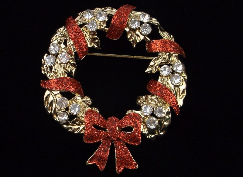 New Boxed Monet Enameled Christmas Wreath Brooch Rhinestone: new condition