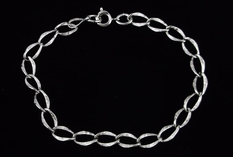 New Vintage 1950s Sterling Silver Chain Bracelet 7": Solid Sterling Silver Guaranteed, in Brand New Never Worn Condition.