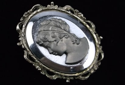 Stunning Vintage 1960s Cameo Brooch Pendant