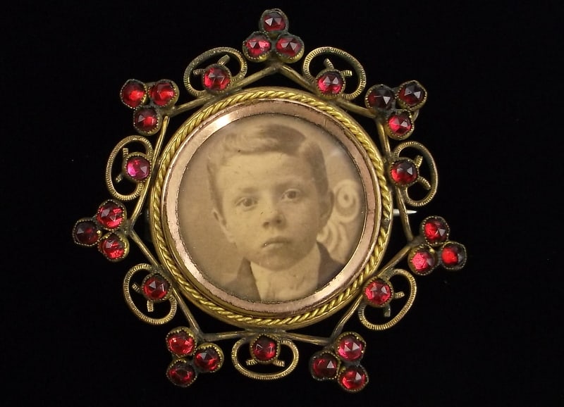 VERY RARE 1880s Victorian Child Mourning Brooch Garnet (1 of 5)