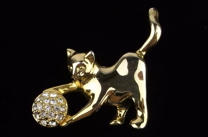 Mint Vintage Rhinestone Cat With Ball Brooch