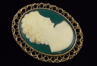 Stunning Big Vint 1950s Celluloid Cameo Brooch