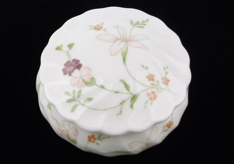 Mint Vintage Wedgewood Porcelain Flower Powder Box: Mint Condition, In Like New Condition, Perfect