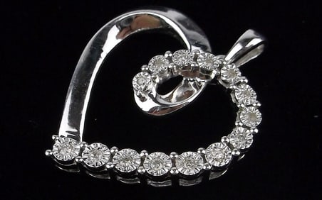 New Vintage Designer Sterling Silver Diamond Hear Pendant