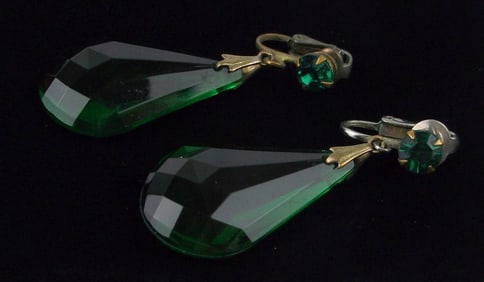 Gorgeous Vint 1940s Emerald Green Lucite Rhinestone Earrings