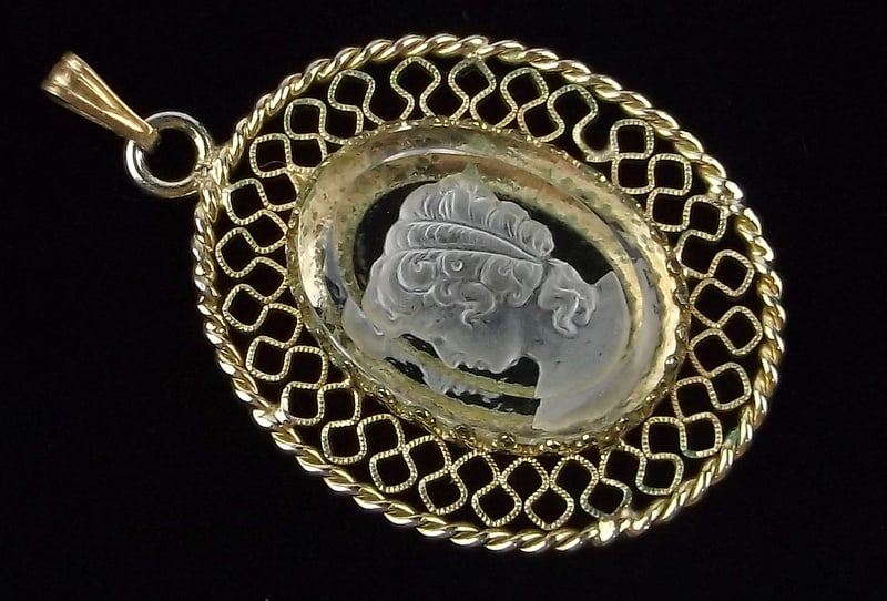 Stunning Vintage 1950s 12kt GF Glass Cameo Pendant: excellent condition