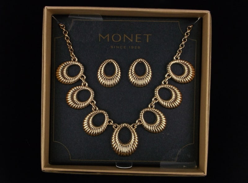 New Boxed Monet Necklace and Earrings Set 20" (1 of 2)