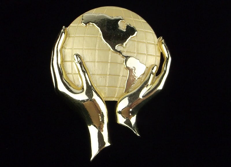 Mint Vintage World In Your Hands Brooch (1 of 2)