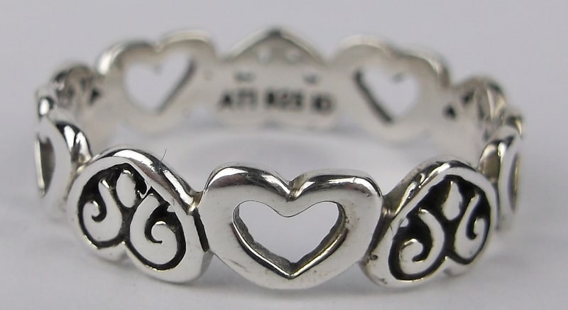 Mint Vintage Sterling Silver Heart Surround Band Ring 7.5 (1 of 2)