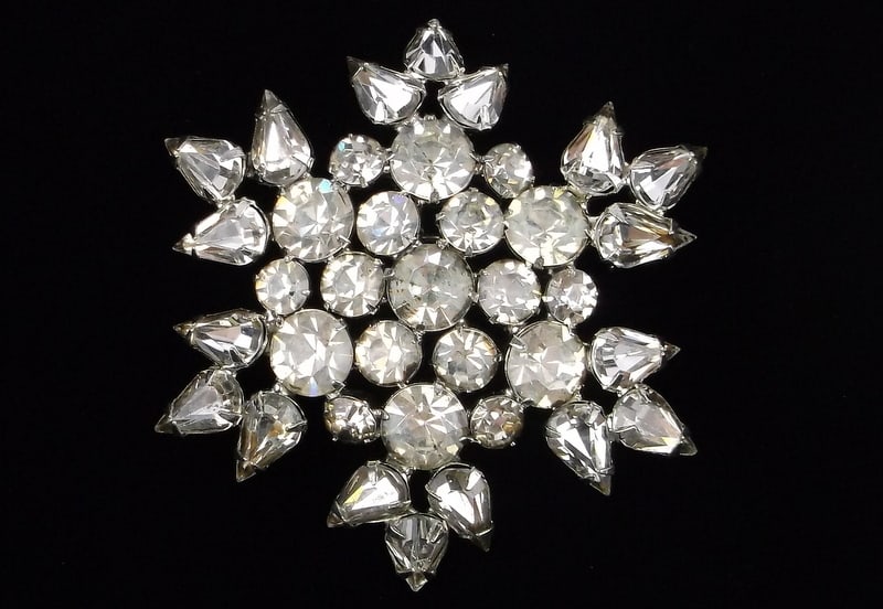 Mint Vintage 1950s Weiss Rhinestone Snowflake Brooch (1 of 3)
