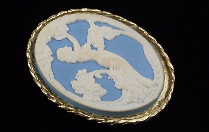 Gorgeous Vint 1960s Wedgewood Style Cameo Brooch (1 of 2)