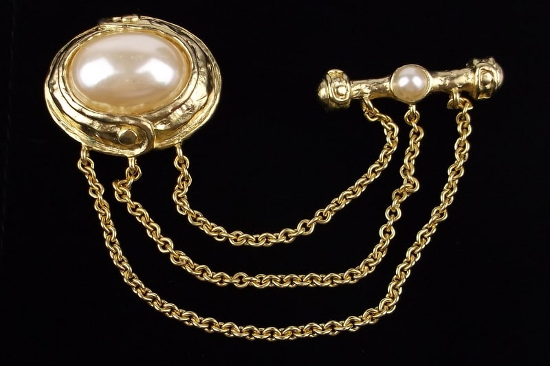 Mint Vintage Double Link Faux Pearl Brooch: Mint Condition, In Like New Condition, Perfect