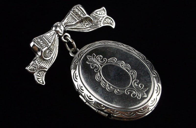 Mint Vintage 1960s Locket Brooch (1 of 3)