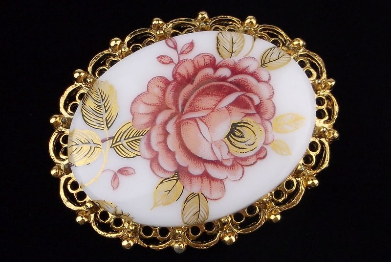 New Vintage 1960s Rose Cameo Brooch (1 of 2)