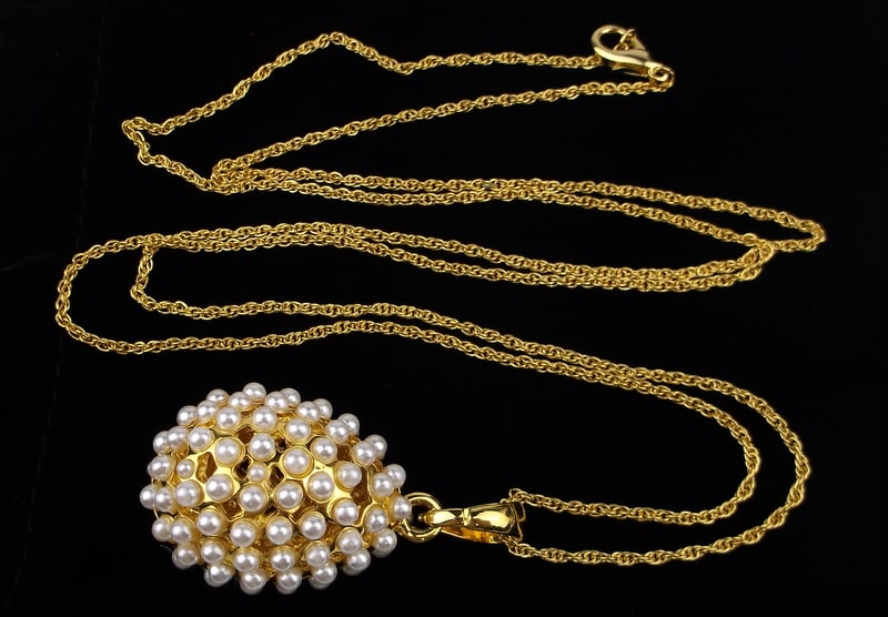 New Big Vintage Faux Pearl Egg Necklace 36": new condition